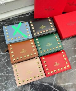 ROCKSTUD WALLET IN GRAINY CALFSKIN