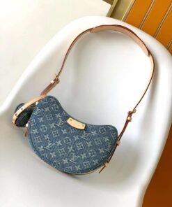 Louis Vuitton ​Stylish Crossbody Bag With Chain for Her