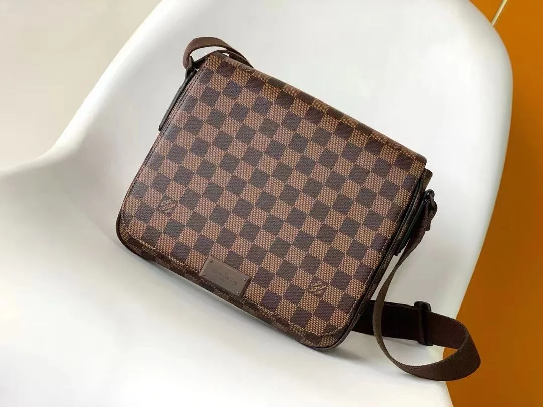 Beige Brown Checkered Luxury Crossbody Bag High-end crossbody bag with beige and brown check pattern and adjustable strap