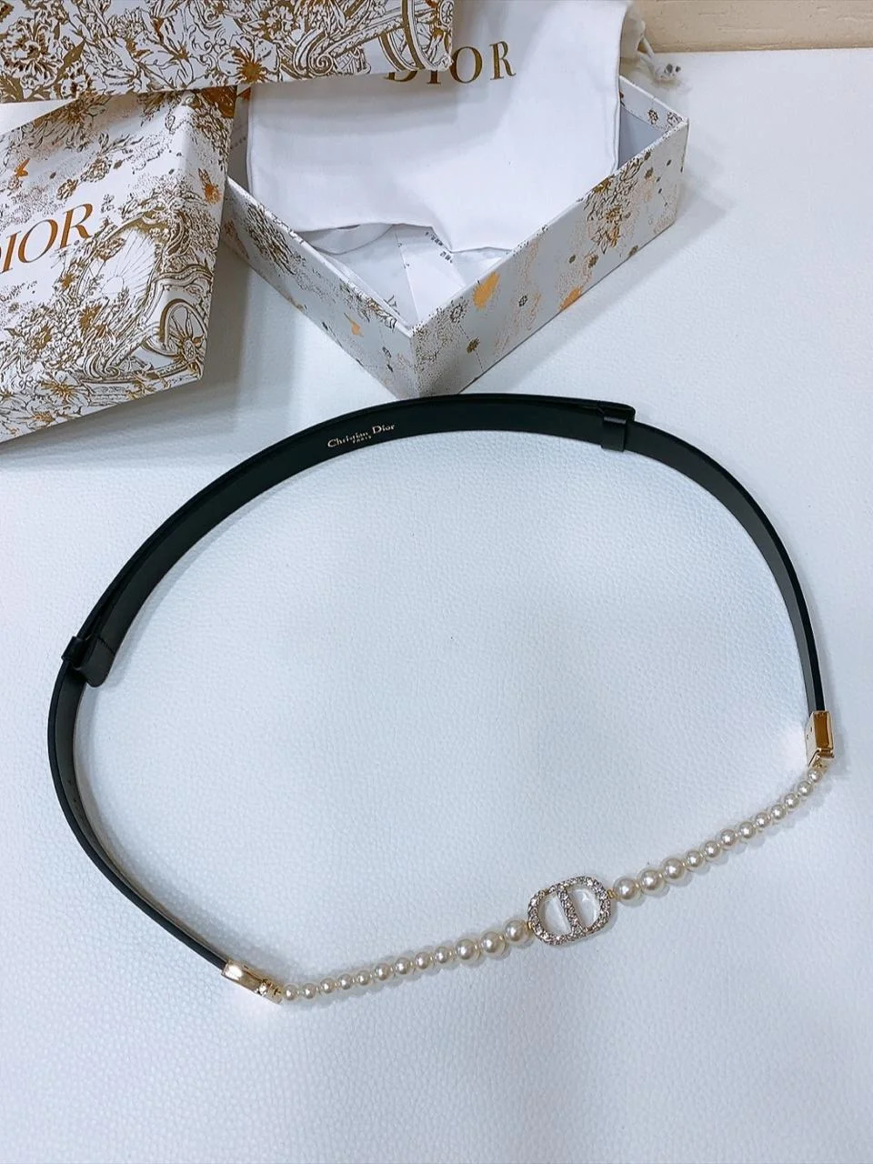 “Elegant Black Calfskin Belt Featuring Pearl Gradient Detail”