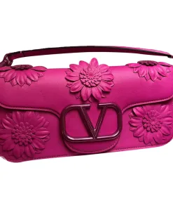 Elegant Valentino Garavani VLogo Signature smooth leather shoulder bag featuring a gold-tone chain and adjustable leather strap.