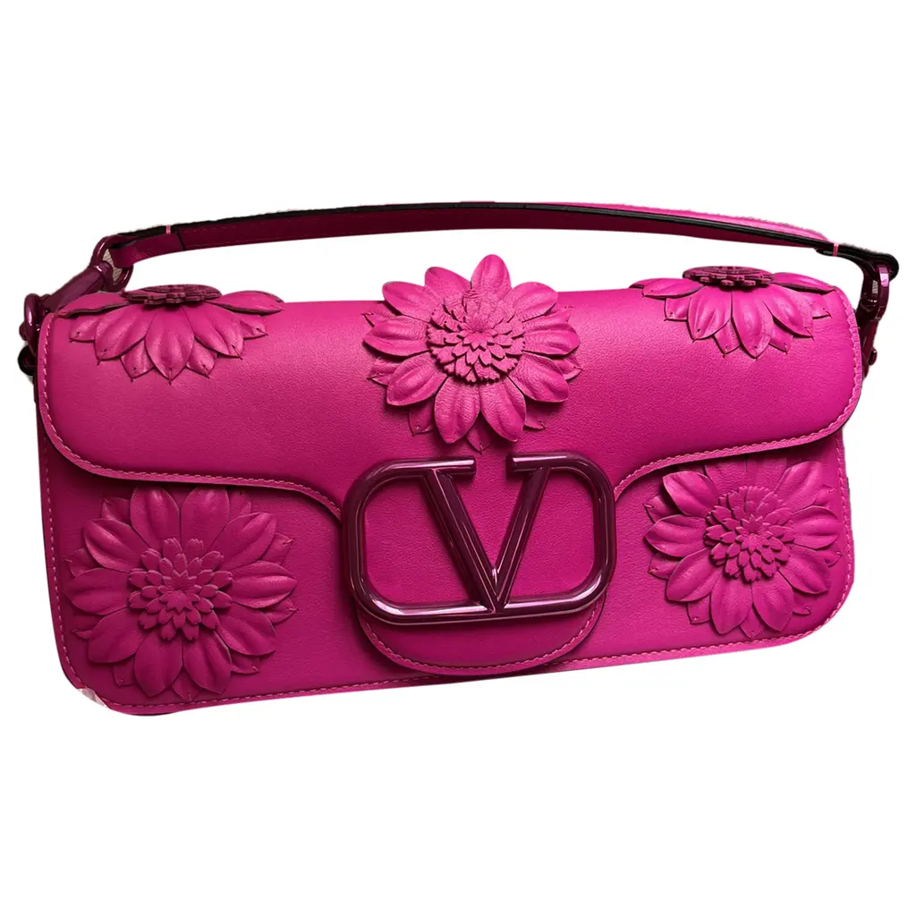 VLogo Smooth Leather Shoulder Bag Elegant Valentino Garavani VLogo Signature smooth leather shoulder bag featuring a gold-tone chain and adjustable leather strap.