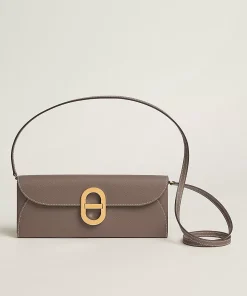 Yellow gold-plated Chaine d’Ancre link closure detail on an Epsom calfskin long wallet.